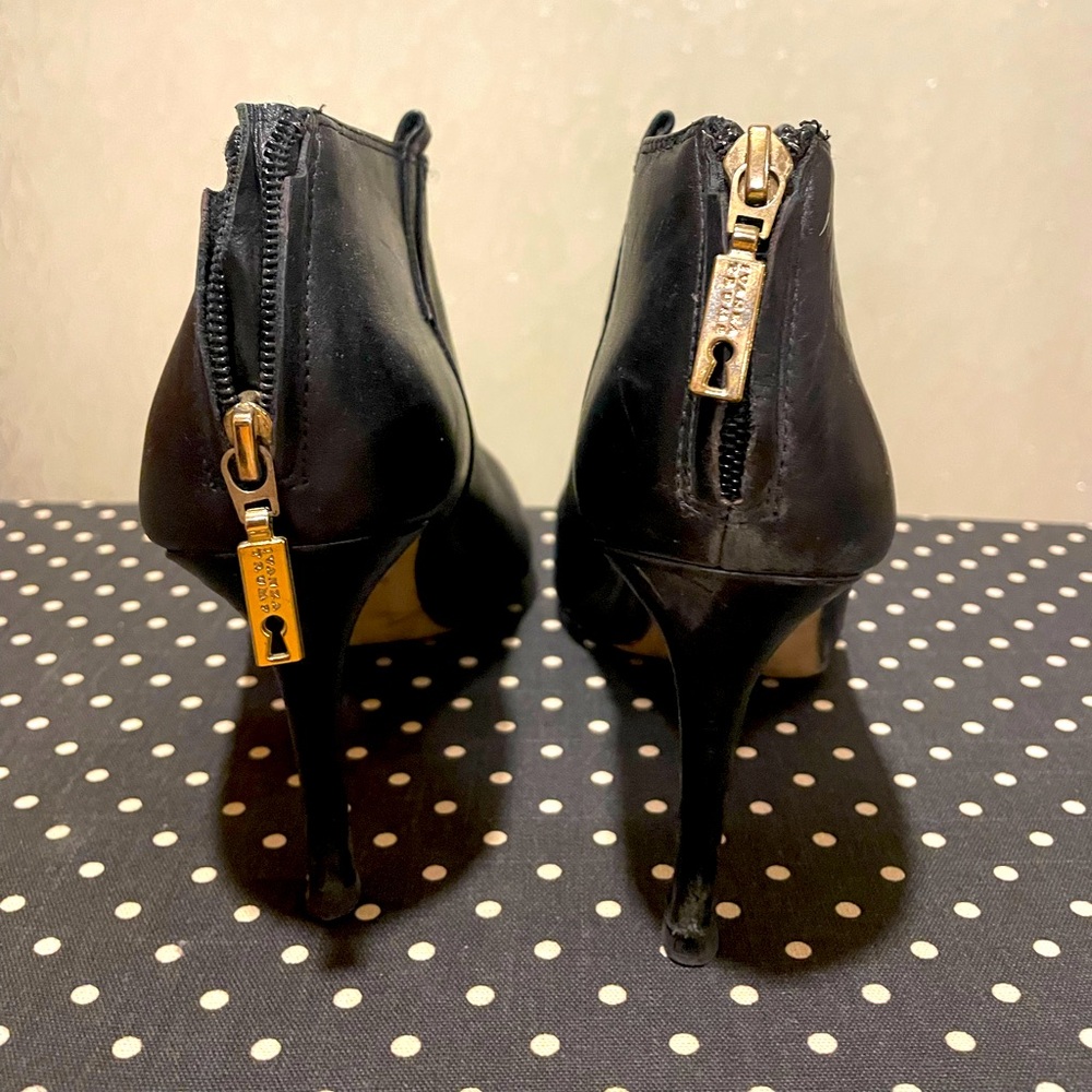 Excellent condition all leather booties

Gold bling and zipper